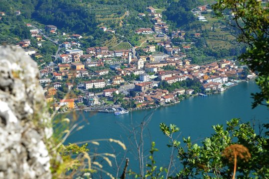 Sulzano am Iseosee vom Gipfel des Monte Isola, Santuario della madonna della Ceriola, aus gesehen, Italien, Juli 2018