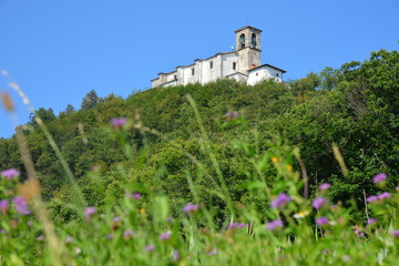 Fototapeta na wymiar Das historische Kloster Santuario della Madonna della Ceriola auf dem Gipfel des Monte Isola im Lago d´Iseo, Iseosee, Nord-Italien, Juli 2018