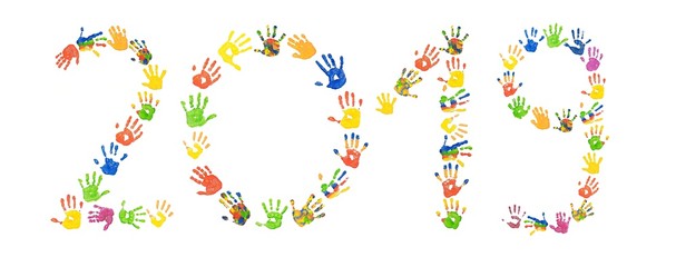 Jahreszahl 2019 aus bunten Abdrücken von Kinderhänden, zum Jahreswechsel/ Neujahr/ neuen Jahr 