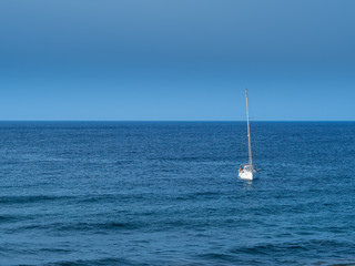 Obraz premium Pleasure boat in the middle of the sea