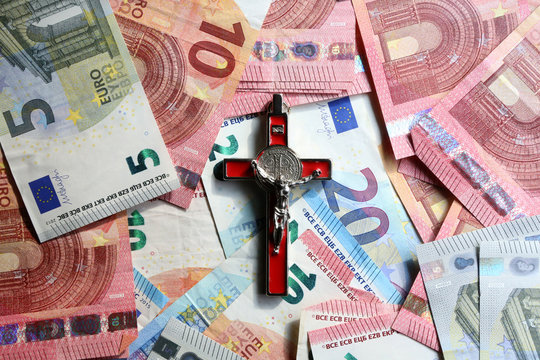 Crucifix sur des billets d'euros. / Crucifix on euro banknotes.