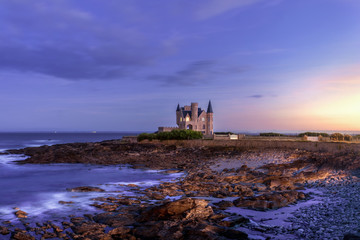 La nuit tombe sur le château Turpault à Quiberon.