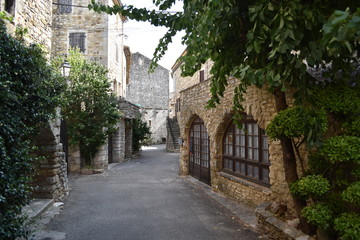 Fototapeta na wymiar Rue de Aiguèze dans le Gard au bord Ardeche