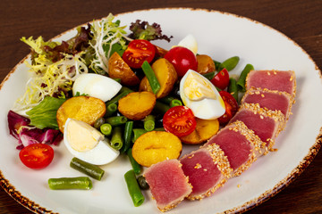 Nicoise salad with tuna
