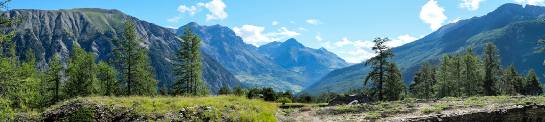 Fototapeta premium Panoramiczna panorama krajobrazu wysokich gór i szlaków turystycznych w Alpach