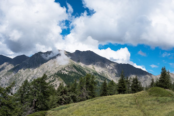 Obraz premium Photo de paysage panoraminque de haute montagne et de chemins de randonnée dans les alpes