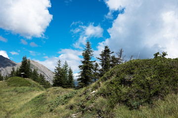 Photo de paysage panoraminque de haute montagne et de chemins de randonnée dans les alpes