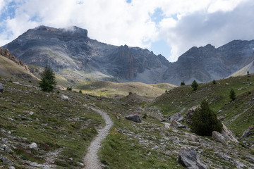 Photo de paysage panoraminque de haute montagne et de chemins de randonnée dans les alpes
