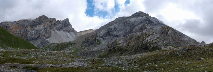 Photo de paysage panoraminque de haute montagne et de chemins de randonnée dans les alpes