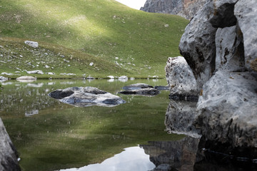Fototapeta premium Photo de paysage panoraminque de haute montagne et de chemins de randonnée dans les alpes