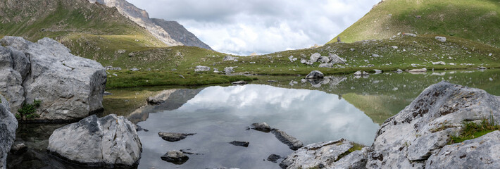 Photo de paysage panoraminque de haute montagne et de chemins de randonnée dans les alpes