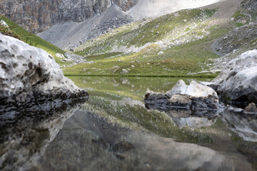 Photo de paysage panoraminque de haute montagne et de chemins de randonnée dans les alpes