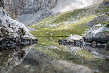 Photo de paysage panoraminque de haute montagne et de chemins de randonnée dans les alpes