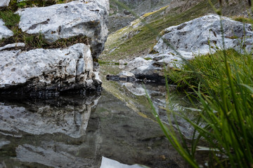 Photo de paysage panoraminque de haute montagne et de chemins de randonnée dans les alpes