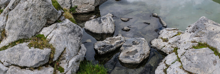 Photo de paysage panoraminque de haute montagne et de chemins de randonnée dans les alpes