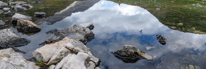 Photo de paysage panoraminque de haute montagne et de chemins de randonnée dans les alpes