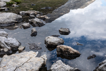 Photo de paysage panoraminque de haute montagne et de chemins de randonnée dans les alpes