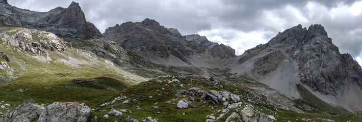 Photo de paysage panoraminque de haute montagne et de chemins de randonnée dans les alpes