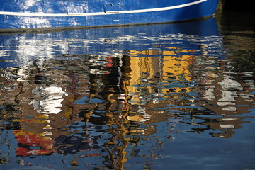 Fischkutter und Wasserspiegelung im Sielhafen Neuharlingersiel im Welterbe Nationalpark Wattenmeer - Stockfoto
