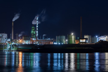 Industrieanlage bei Nacht
