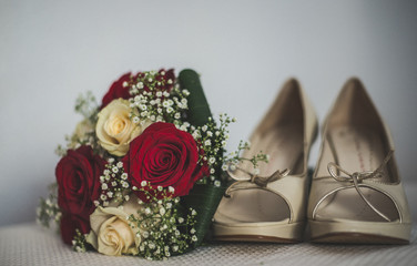 El ramo y los zapatos de la novia