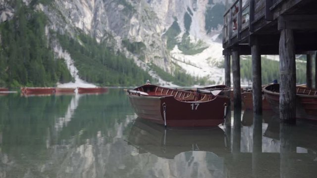 Barca parada en las aguas tranquilas del lago di Braies