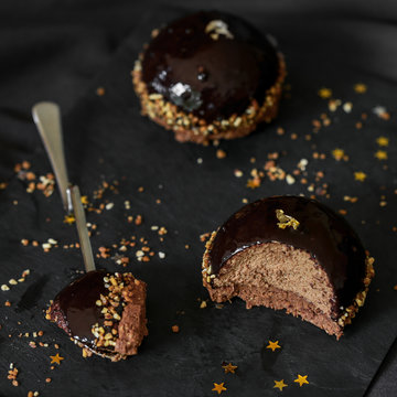 d&ocirc;me au chocolat praline (fond noir)