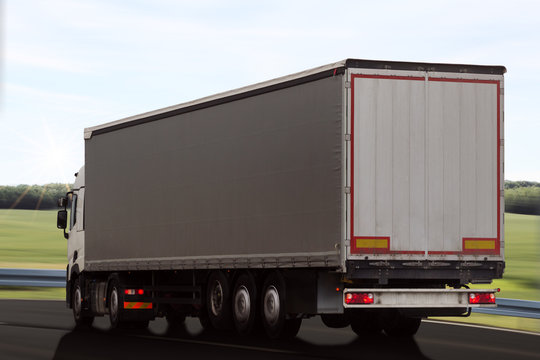Lastwagen f&auml;hrt auf einer Landstra&szlig;e