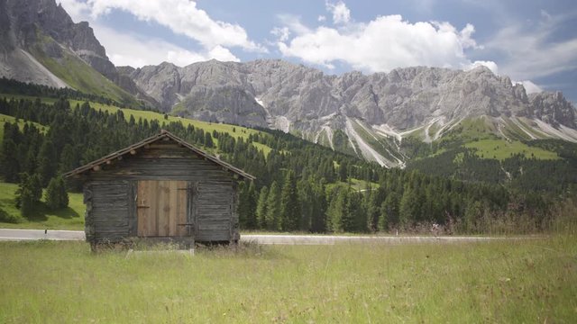 Caba&ntilde;a en la monta&ntilde;a con ciclista subiendo