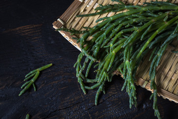 Obraz premium Salicornia Sea Beans on dark wood background