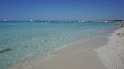 Fototapeta na wymiar Vistas a playa paradisíaca en Mallorca (Es Trenc)
