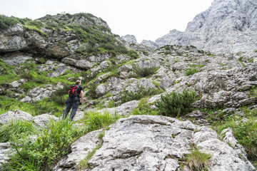 Fototapeta na wymiar Wanderer im Klettersteig (Triglav Nationalpark)