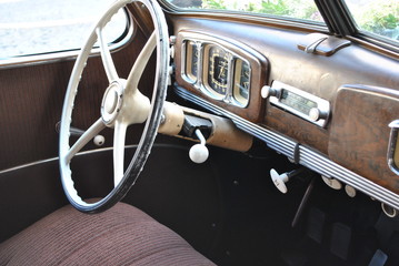 Wnętrze zabytkowego samochodu © bnorbert3