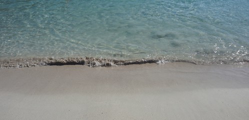 Orilla de playa de agua cristalina (Mallorca)