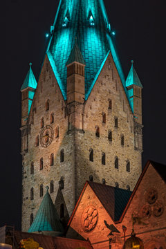 Paderborner Dom bei Nacht