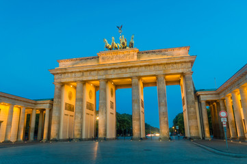 Obraz premium The Brandenburg Gate in Berlin in the morning from Pariser Platz, Germany.