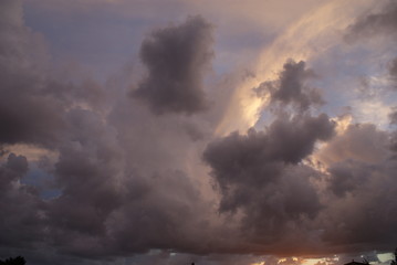 Fototapeta na wymiar Cielo nublado. Nubes con formas.