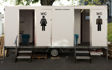 Toilettenwagen für Freiluftveranstaltungen - obrazy, fototapety, plakaty