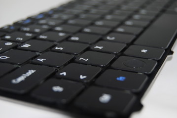 Teclado de computador portátil desmontado em cor preta