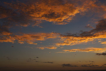 幻想的な夕暮れ時の黄金色に輝く雲と空