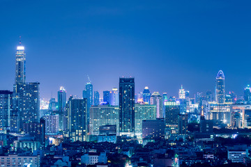 Naklejka premium Bangkok biznes i podróże punkt orientacyjny słynnej dzielnicy miejskiej panoramę z lotu ptaka w nocy.