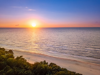 Fototapeta na wymiar Herrlicher Sonnenuntergang über dem Meer, der Ostsee mit weißem Strand und leichten Wellen im heißen Sommer 2018 - die natur von ihrer schönsten Seite
