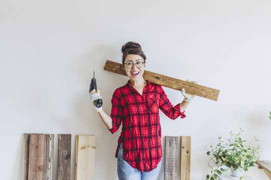 DIYを楽しむ女性