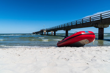 Rettungsboot mit Seebrücke