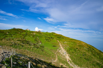 伊吹山の頂上の景色（滋賀県、日本）