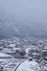 Fototapeta premium 白川郷の雪景色（岐阜県、日本）