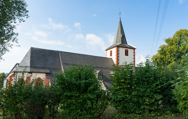 Fototapeta na wymiar Kirche in Niederbrombach