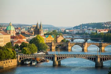 Papier Peint photo Pont Charles Vue aérienne du coucher de soleil pittoresque sur l& 39 architecture de la jetée de la vieille ville et le pont Charles sur la rivière Vltava à Prague, République tchèque