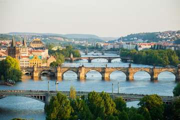 Fototapeta premium Widok z lotu ptaka malowniczych wiosennych zachodów słońca architektury molo Starego Miasta i Most Karola nad Wełtawą w Pradze, Czechy