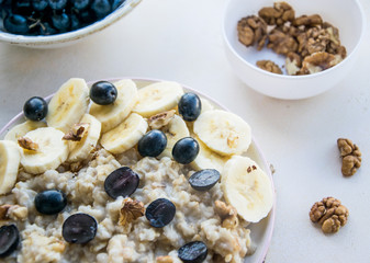 oatmeal with fruit and nuts
